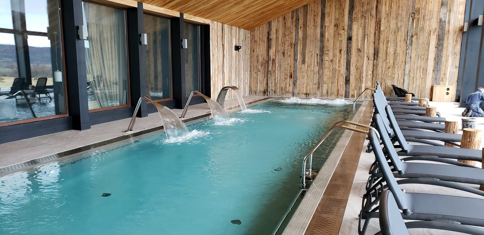 Piscina temperada de hotel con cascadas